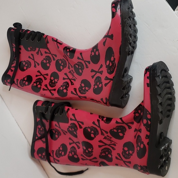 Betsey Johnson Pink & Black Skull Rubber Rain Boots Size 6 - Picture 4 of 12